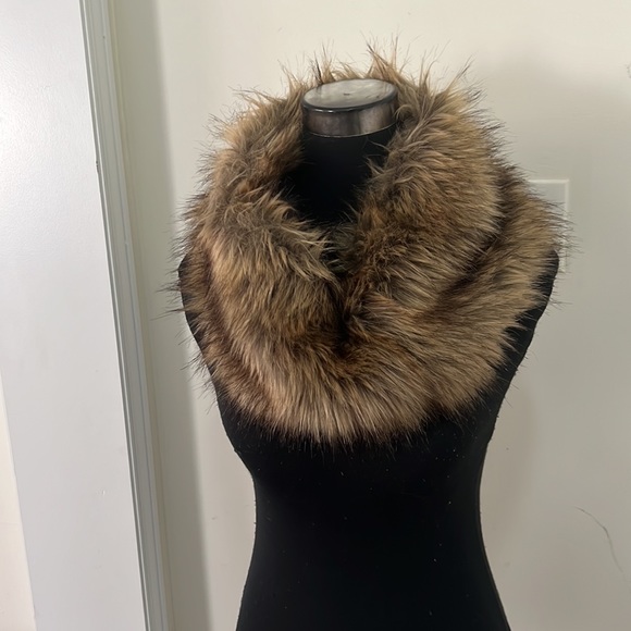 Danier chunky Faux Fur Warm Neck Scarf Hood Size OS - Picture 2 of 8